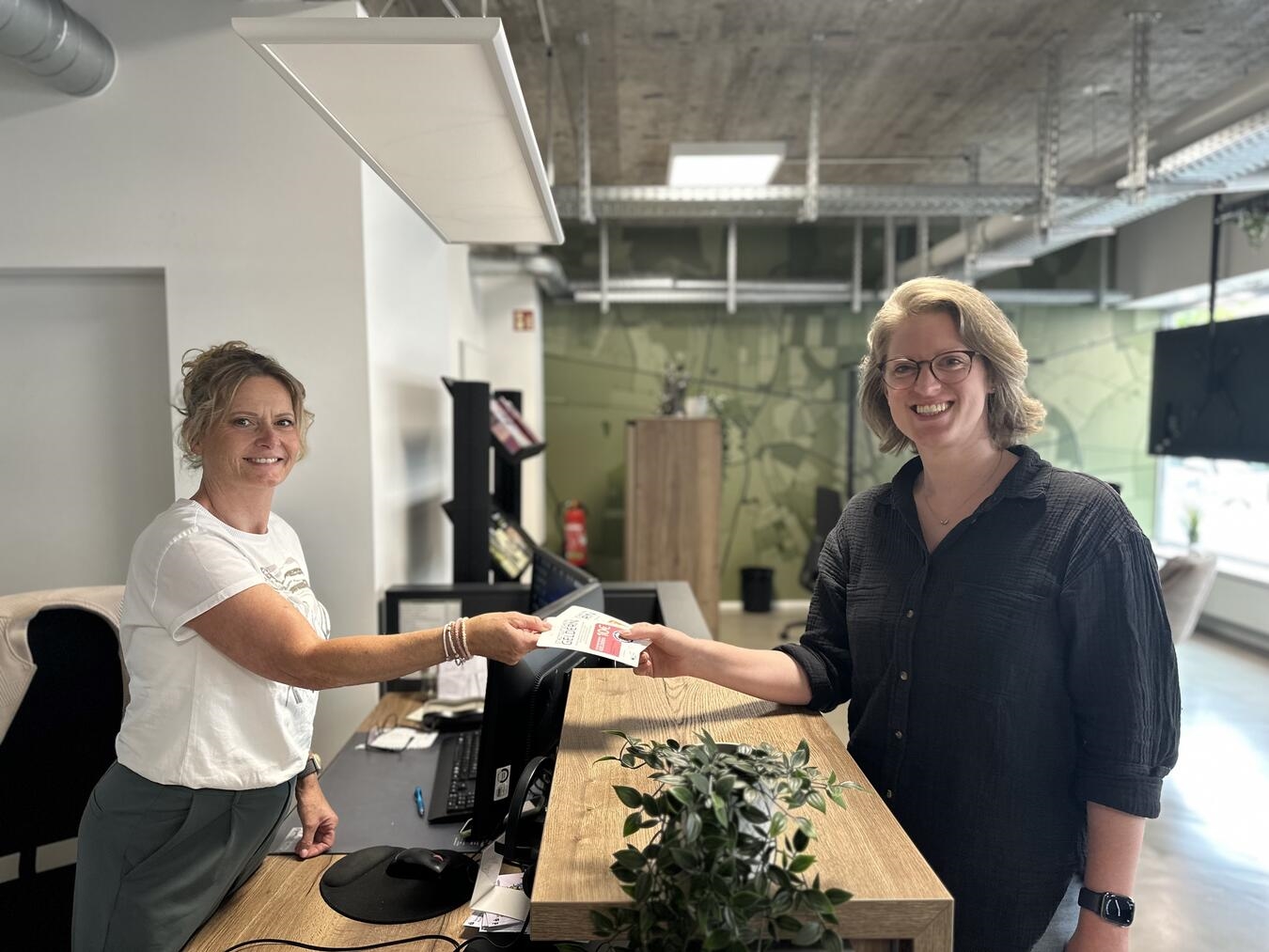 "Citymanagerin Anne Klatt und Carmen Eichler informieren über neues Kulturbüro-Angebot, Stadt Geldern."