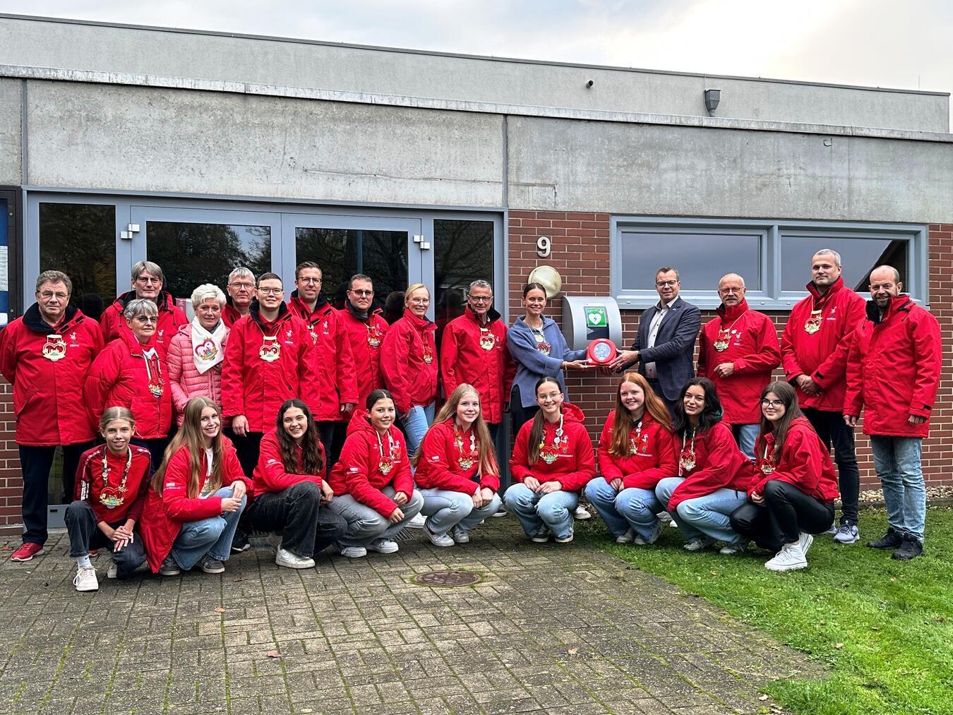 Claire Bitter und Stephan Reinders bei der Übergabe eines AED. Foto: Gemeinde Bedburg-Hau
