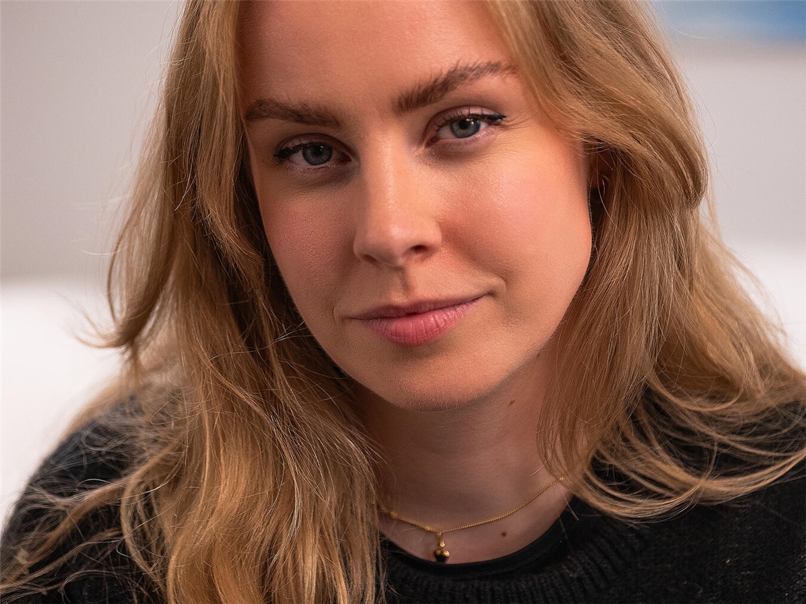 Clara Lösel liest in Köln aus ihrem Buch „Wehe Du gibst auf“. Foto: Carlo Böhler