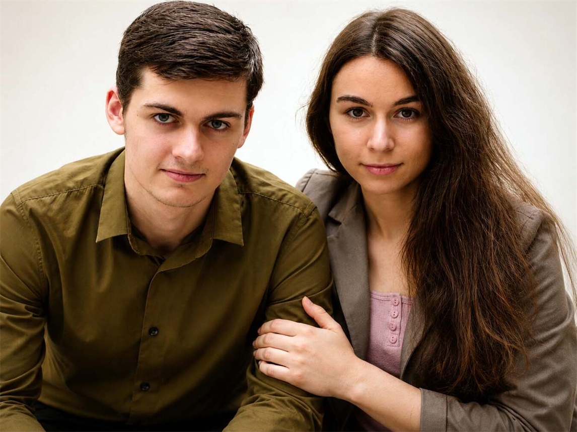 "Clara und Andreas Strobel vor Schlösschen Borghees, historisches Gebäude, Ankunft"