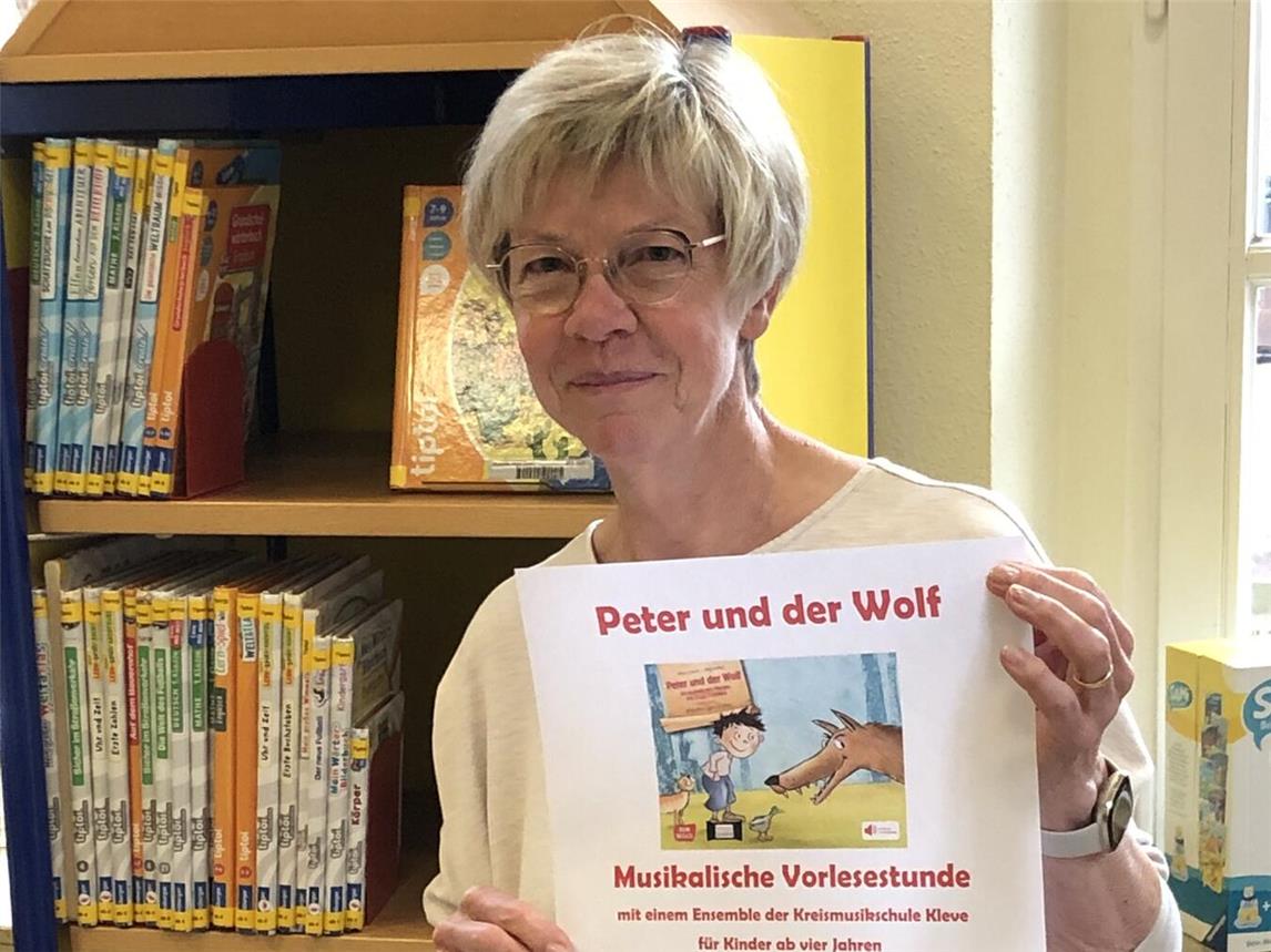 Claudia Breuer organisiert die Vorlesestunde mit. Foto: Stadt Rees