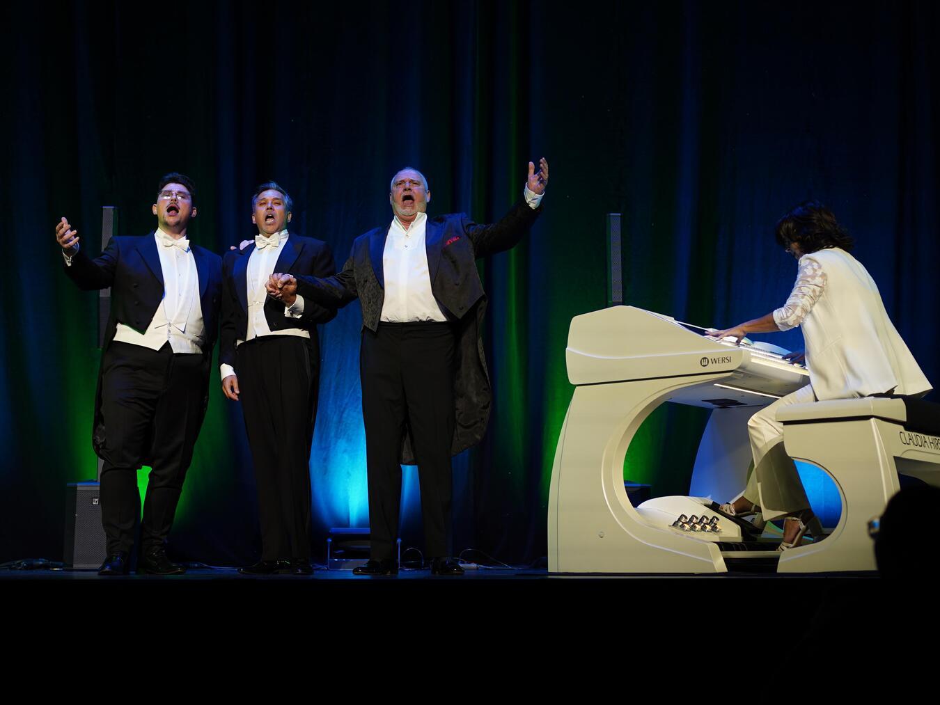 Claudia Hirschfeld begleitet die drei Tenöre Johannes Groß, Oscar Marin und Ricardo Marinello (v. r.). Foto: Mautner Medien