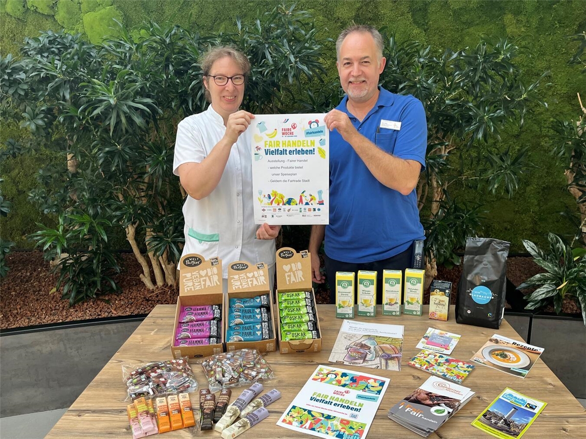 Claudia Ingendae, Küchenleitung im St.-Clemens-Hospital, und Marcel Creon, Leiter der Cafeteria in der Gelderland-Klinik, stellen bei der Informationsausstellung in den beiden Einrichtungen des Gesundheitscampus St.-Clemens Geldern fair gehandelte Produkte vor, die in den Küchen verwendet werden.Foto: Elwi/St.-Clemens-Hospital