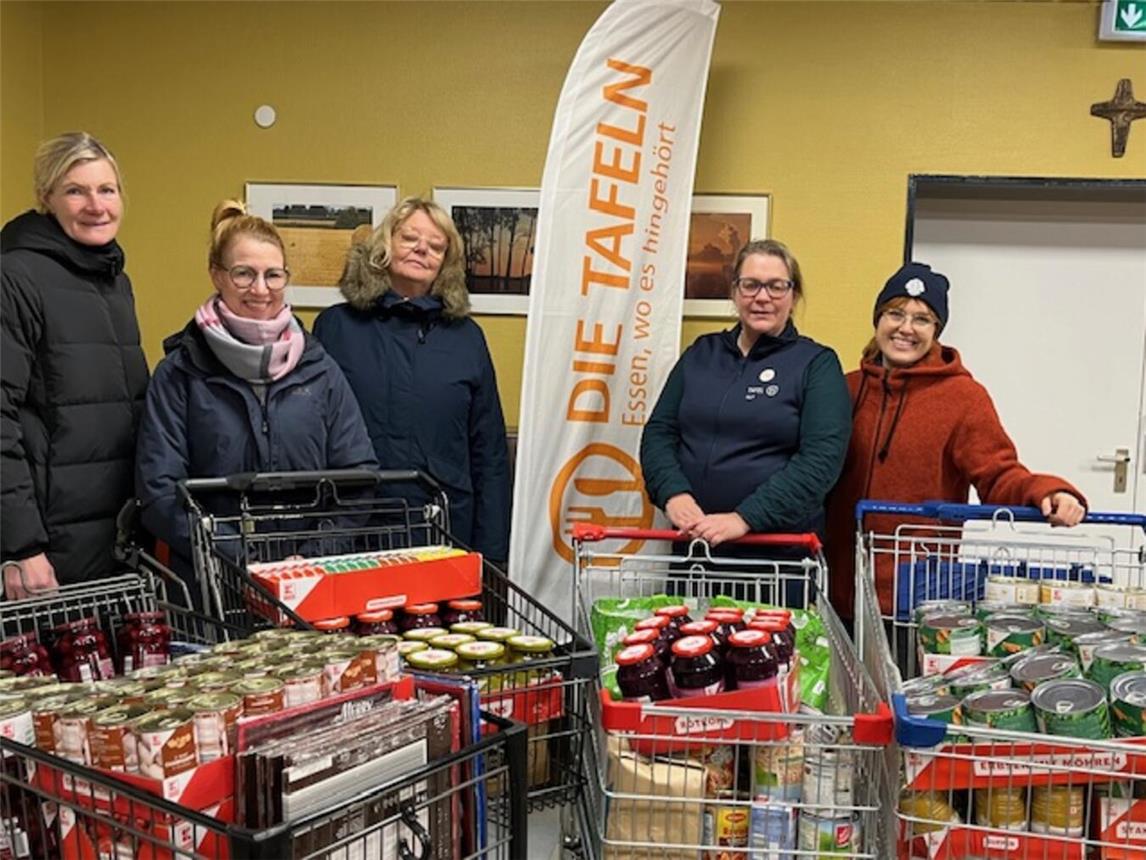 Claudia Liebisch-Hetzel, Sandra Vollmer, Barbara Wolf (alle vom LC Rheinberg Juventas), Tanja Braun (Leiterin der Rheinberger Tafel), Alina vom Bruch (LEO Präsidentin) bei der Spendenübergabe. Foto: privat