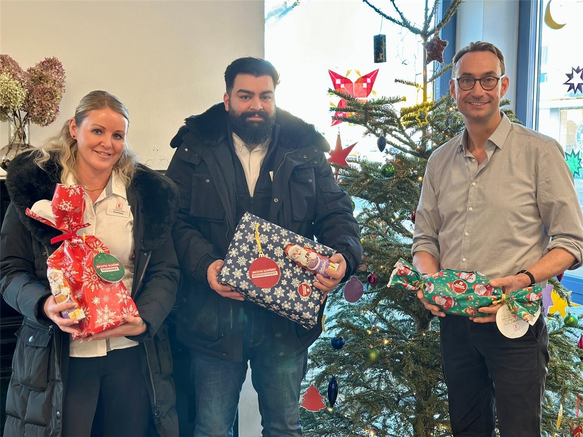 Claudia Rayman (Filialleiterin Kaufland Flutstraße), Oktay Dogu (Filialleiter Kaufland Olmerstraße) und Detmar Pommering (SOS-Kinderdorf Niederrhein) freuen sich über das Engagement der Kaufland-Kunden. Foto: SOS Kinderdorf Niederrhein