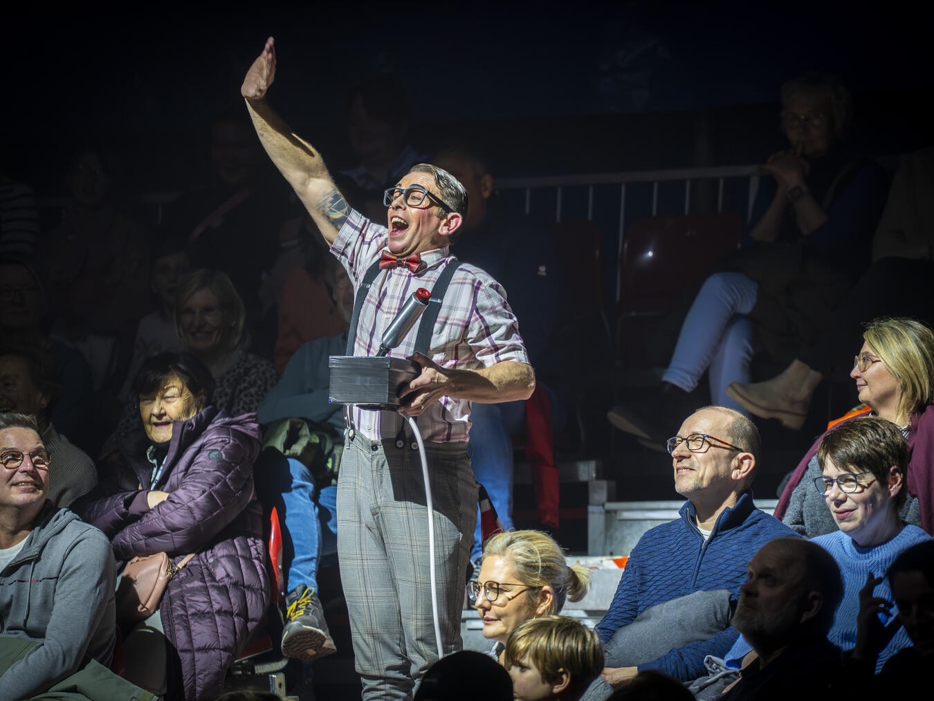 Clown Emilion Delbosq sorgte während des Programms immer wieder für Lacher. NN-Foto: Gerhard Seybert