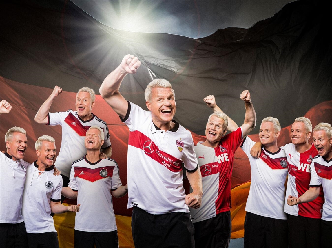 "Guido Cantz jubelt im VfB Stuttgart- und DFB-Trikot, unterstützt die DFB-Elf. Foto: Patrick Liste"