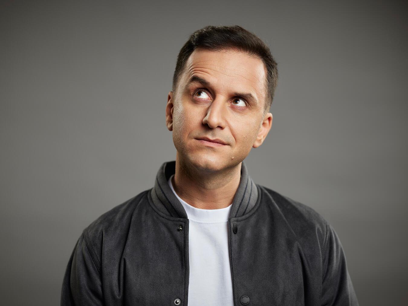 Comedypreisträger Özcan Cosar gastiert auf der Freilichtbühne des Burgtheaters in Dinslaken. Foto: Boris Breuer