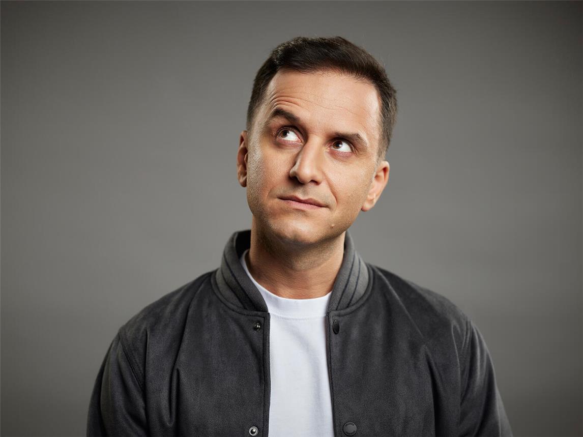 Comedypreisträger Özcan Cosar gastiert auf der Freilichtbühne des Burgtheaters in Dinslaken. Foto: Boris Breuer