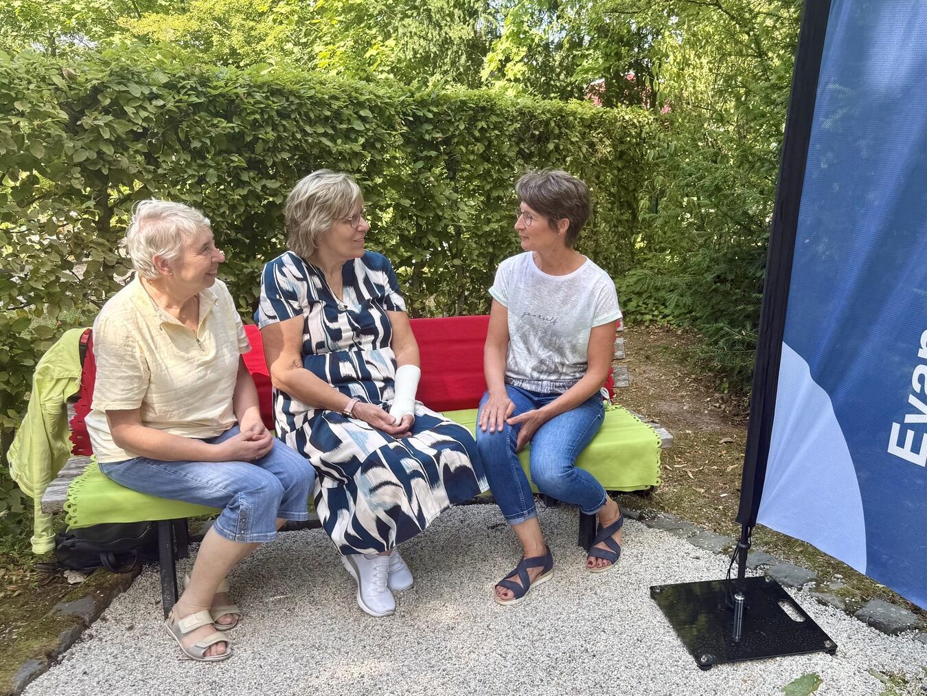 Connie Rufeger, Dagmar Marks und Sabina Spelt (v.l.) wollen auf dem Gocher Friedhof mit Friedhofsbesuchern ins Gespräch kommen. NN-Foto: SP