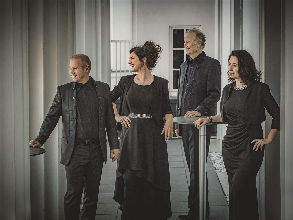 consonanz à 4, das sind: (v.li.) Bernhard Scheffel, Tenor. Wiltrud de Vries, Sopran. Allan Parkes, Bass. Annette Gutjahr, Mezzosopran. Foto: Irène Zandel