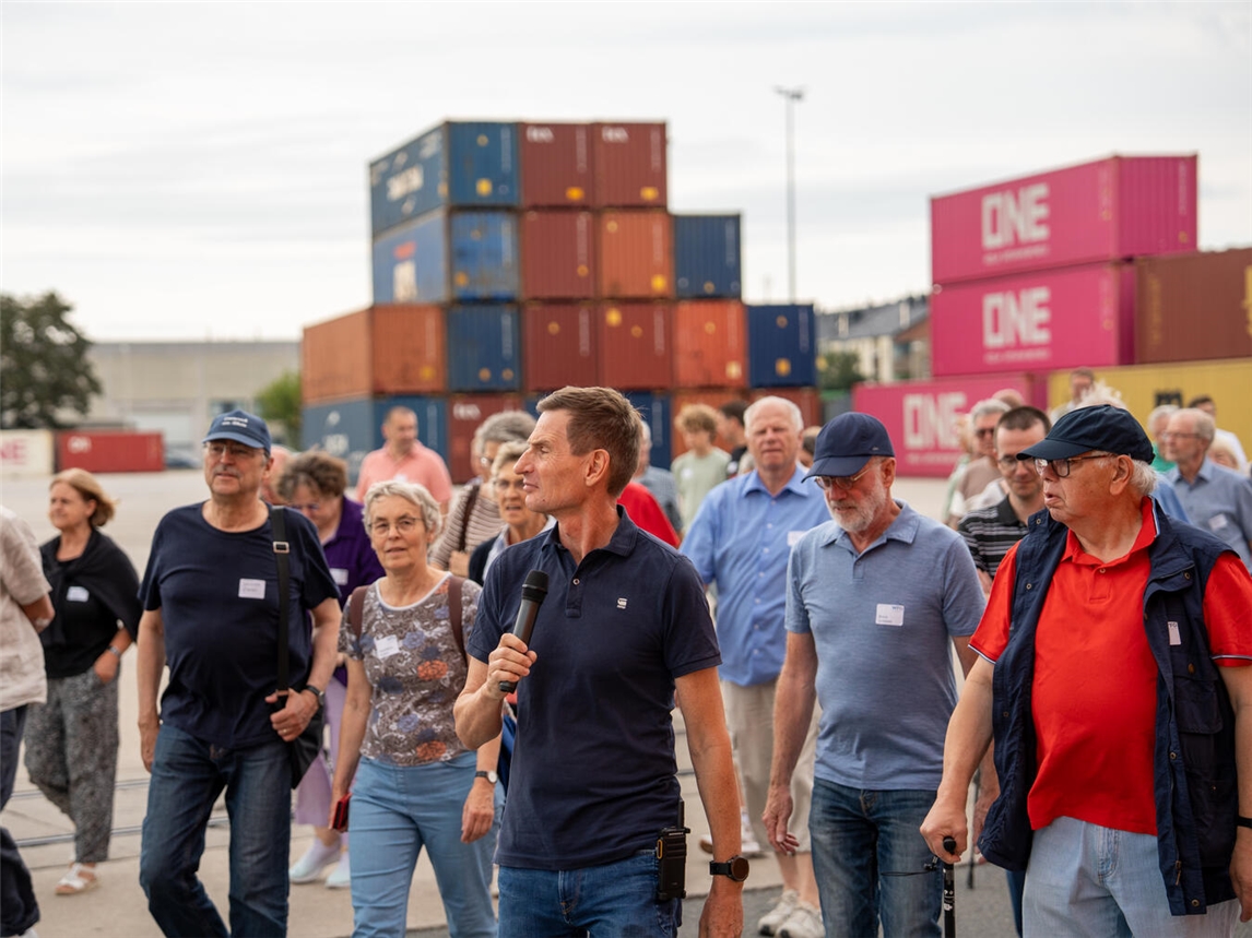 "Contargo-Chef Michael Mies mit Gästen beim Rundgang im Emmericher Container-Hafen"