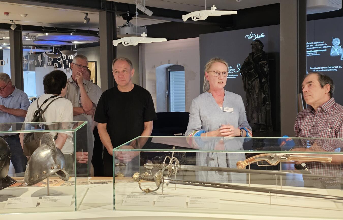 800 Jahre niederrheinische
Geschichte für Jung und Alt Corinna Endlich (2.v.r.) und Jochen Gringmuth (3.v.r.) führten durch die Ausstellung.NN-Fotos: T. Langer