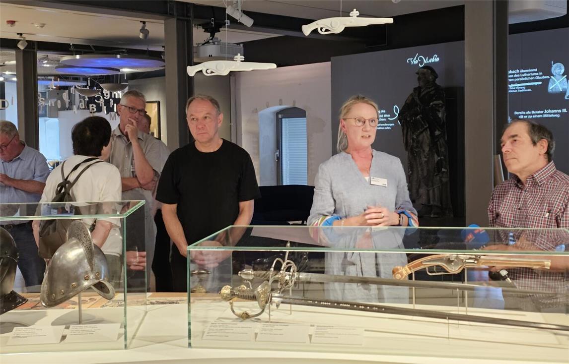 Corinna Endlich (2.v.r.) und Jochen Gringmuth (3.v.r.) führten durch die Ausstellung.NN-Fotos: T. Langer