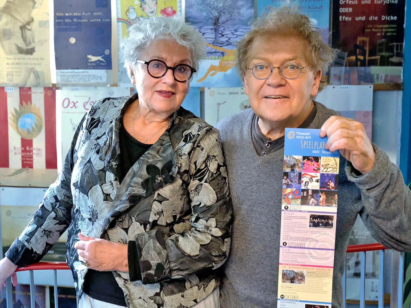 "Crischa Ohler und Sjef van der Linden präsentieren neuen Spielplan, Foto von Rüdiger Dehnen"
