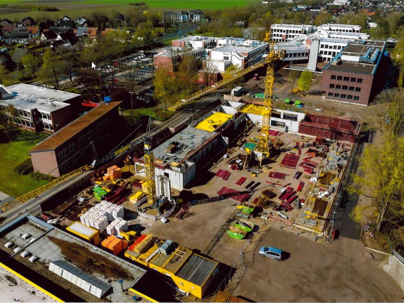 Das Berufskolleg Kleve „am Puls der Zeit“ Da hat sich viel getan: Luftaufnahme während der laufenden Umbauarbeiten. Foto: BK Kleve/Bruno Meesters