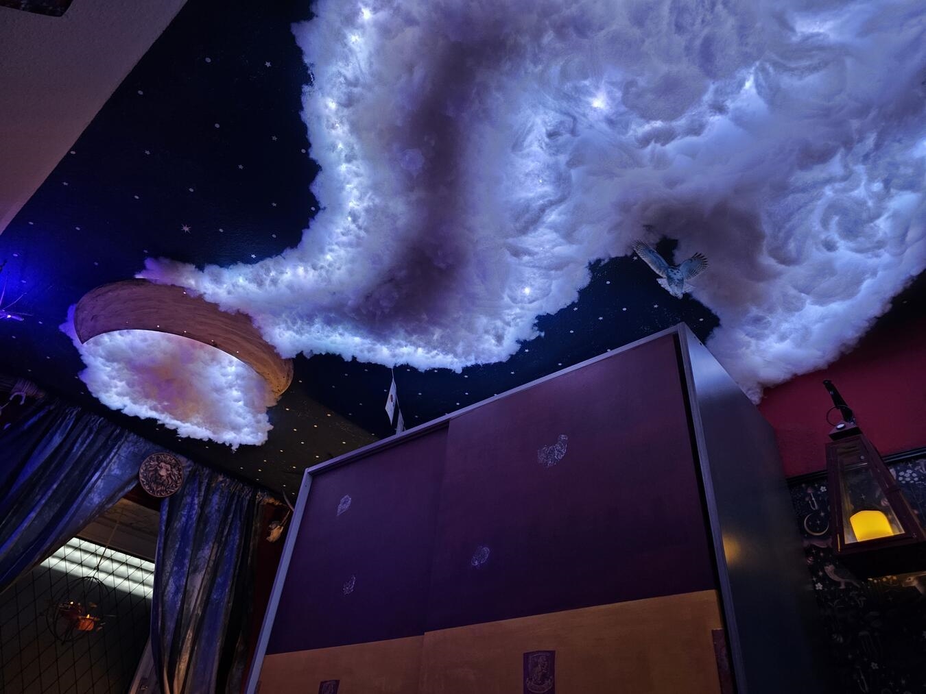 Eine magische Welt mitten in Wemb Alt-Tag: "Verzauberter Himmel in der großen Halle, magische Atmosphäre"