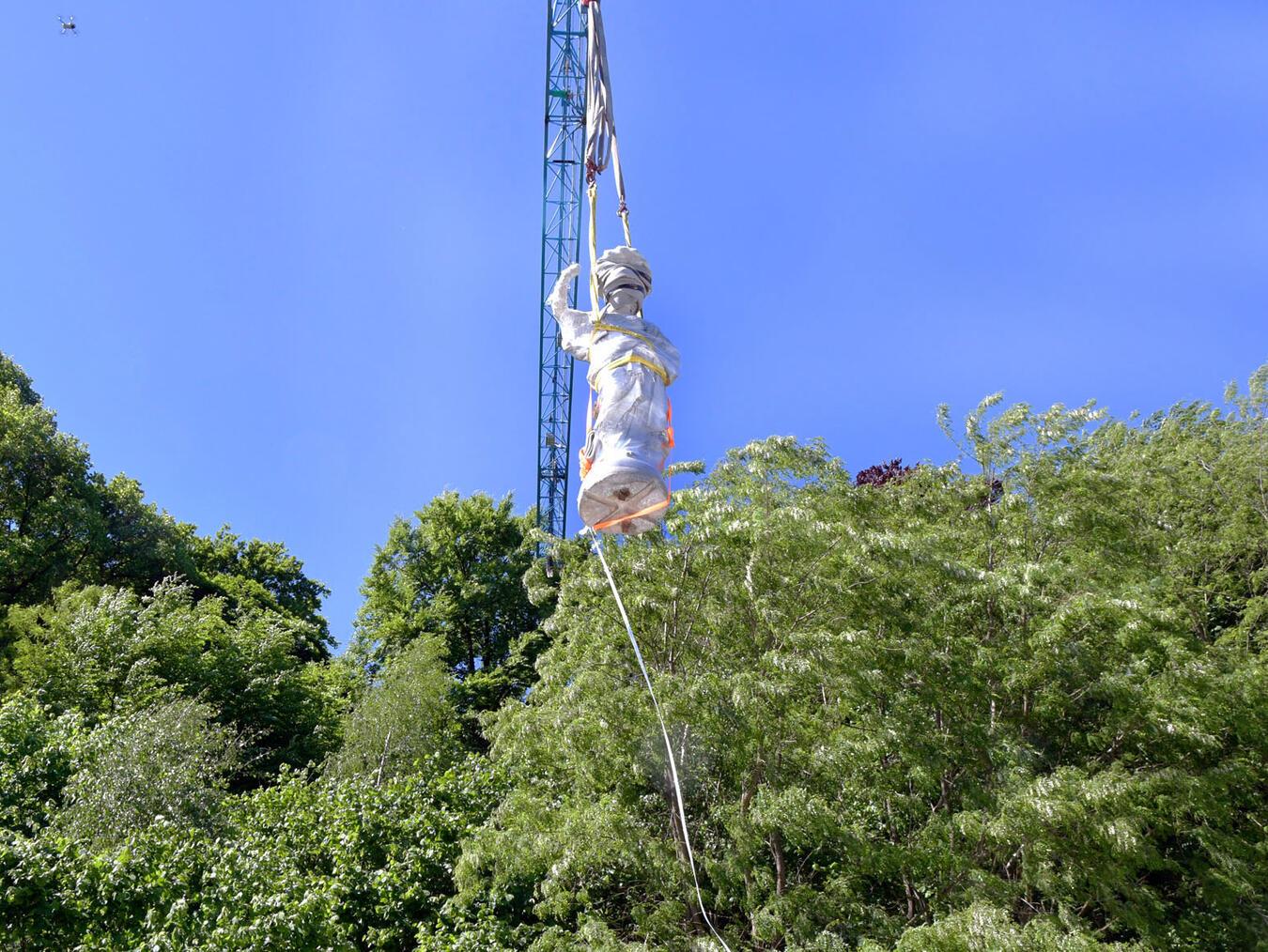 Da schwebt die Göttin und landet alsbald sanft auf dem Bürgersteig. NN-Foto: Rüdiger Dehnen