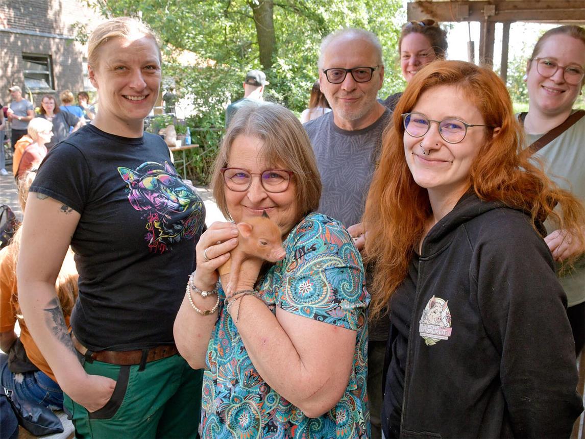 Da war was los auf dem Lebenshof des Vereins Tierfreiheit. Im Mittelpunkt beim veganen Mitbring-Brunch stand Ferkel Vida, einer der Schützlinge von Sandra van de Loo-Diel und ihren Mitstreitern. NN-Foto: Rüdiger Dehnen