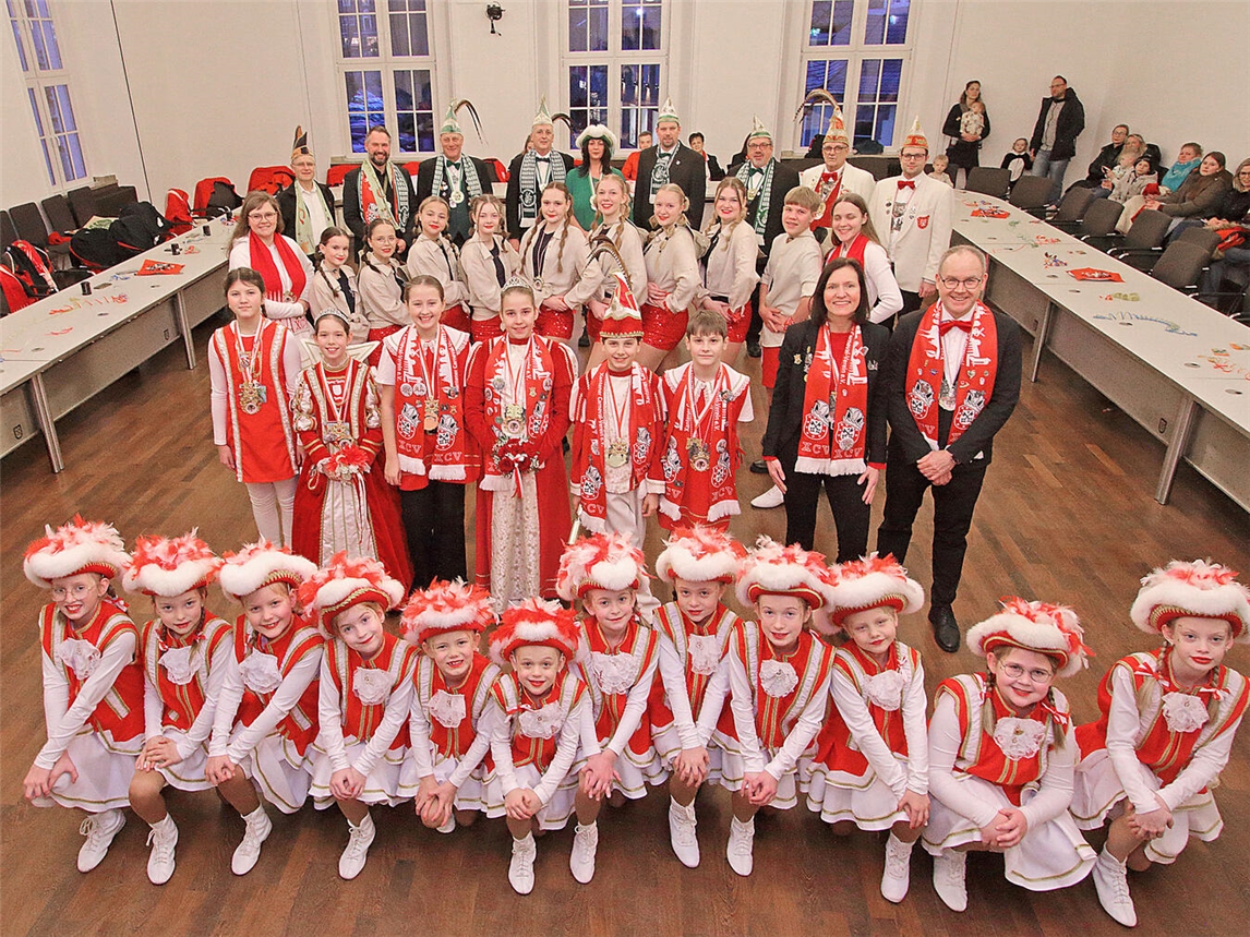 Da war was los im Ratssaal: Bürgermeister Rafael Zur (hintere Reihe, 2.v.l.) hieß das neue Kinderprinzenpaar Kiara I. und Felix I. (zweite Reihe, Mitte) und Prinzessin Lara (zweite Reihe, 2.v.l.) willkommen und wünschte ihnen eine tolle Session. NN-Foto: Theo Leie