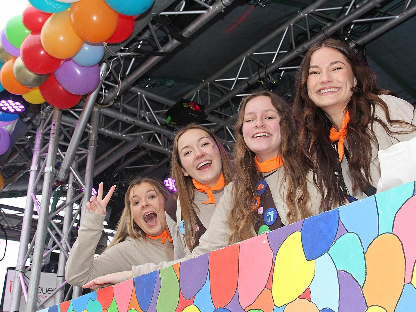 Da wo das Pferd wiehert: Helau! Bestens gelaunt freuen sich die Jecken auf den Höhepunkt der Session, den Karnevalszug in Veert.NN-Foto: Archiv TL