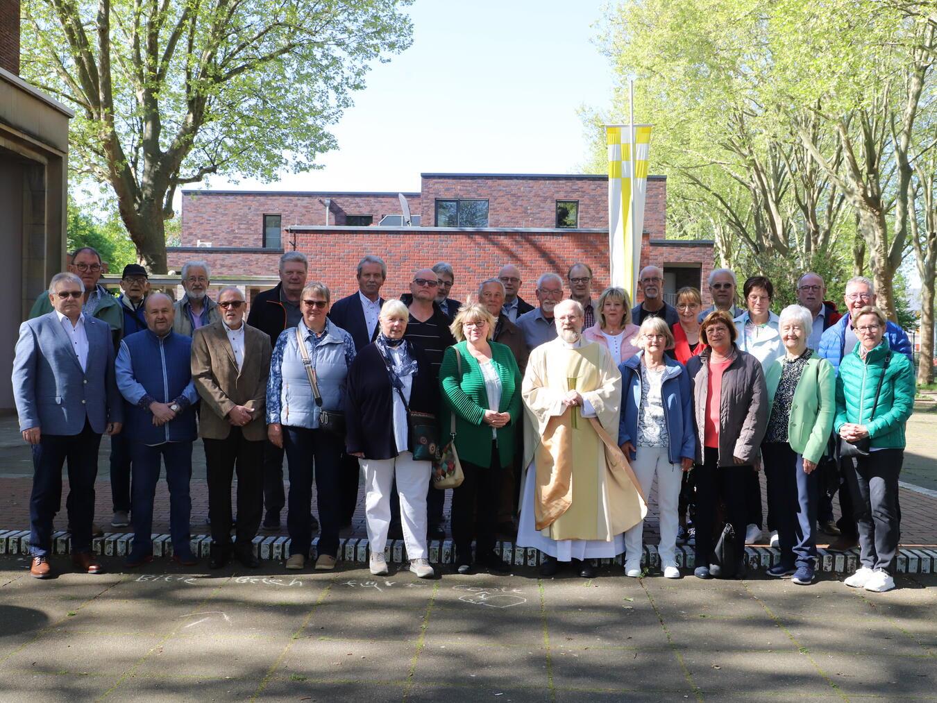 Dabei waren (obere Reihe v.l.) Fritz Wippich, Günter Broeke, Hans-Rainer Beem, Horst Vink, Hans Werner Hartmann, Helmut Ketelaer, Heinz Diedenhofen, Willi Fischer, Georg Ruß, Johann Classen, Günter Elmendorff, Marianne Bröer (geborene Artz), Peter Gerritzen, Cäcilia Singendonk (Wynhoff), Burkhard Janßen, Marita Boßmann (Böhmer), Friedhelm Janßen, Wolfgang Tyssen, (untere Reihe, v.l.) Wilhelm Uttendorf, Dieter Verhoeven, Josef Verstegen, Angelika Schuchert (Arping), Annegret Möser, Sybille Sonderfeld, Pastor Theodor Prießen, Monika Utz (Spanbroek), Magdalene van Rens (Hirth), Monika Vermaasen (Walterfang), Ute Boesten- Mülder (Boesten). Foto: Jasmin Lamers