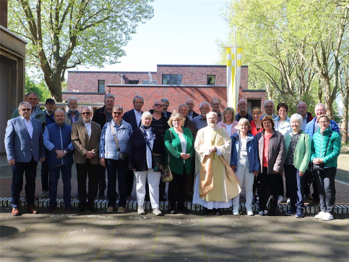 Dabei waren (obere Reihe v.l.) Fritz Wippich, Günter Broeke, Hans-Rainer Beem, Horst Vink, Hans Werner Hartmann, Helmut Ketelaer, Heinz Diedenhofen, Willi Fischer, Georg Ruß, Johann Classen, Günter Elmendorff, Marianne Bröer (geborene Artz), Peter Gerritzen, Cäcilia Singendonk (Wynhoff), Burkhard Janßen, Marita Boßmann (Böhmer), Friedhelm Janßen, Wolfgang Tyssen, (untere Reihe, v.l.) Wilhelm Uttendorf, Dieter Verhoeven, Josef Verstegen, Angelika Schuchert (Arping), Annegret Möser, Sybille Sonderfeld, Pastor Theodor Prießen, Monika Utz (Spanbroek), Magdalene van Rens (Hirth), Monika Vermaasen (Walterfang), Ute Boesten- Mülder (Boesten). Foto: Jasmin Lamers