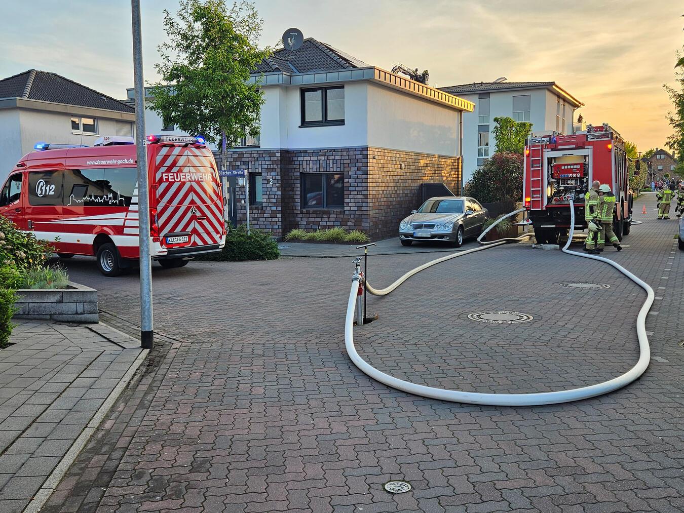 Feuerwehr Goch: Hohes Einsatzaufkommen am Mai-Feiertag Dachstuhlbrand an der Pastor-Perau-Straße. Foto: Dennis Fleuren