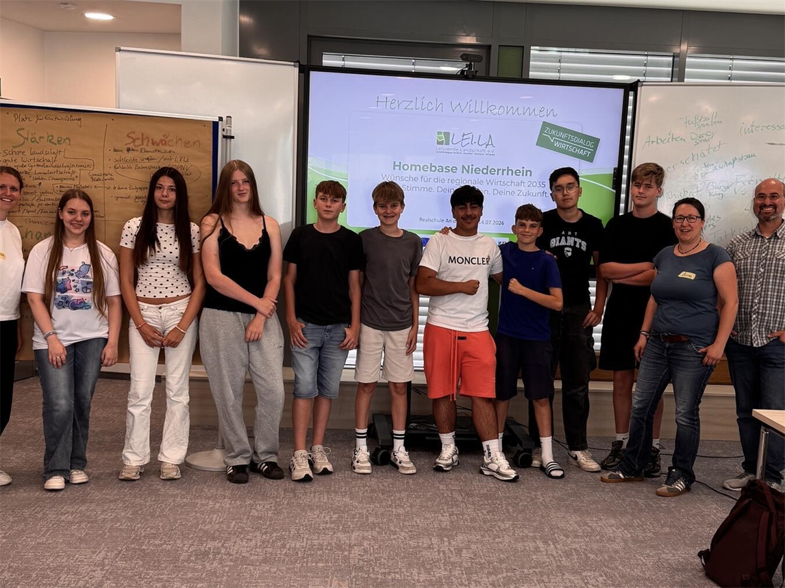 Schüler diskutieren mit Experten über Zukunft der regionalen Wirtschaft in der Realschule An der Fleuth.
