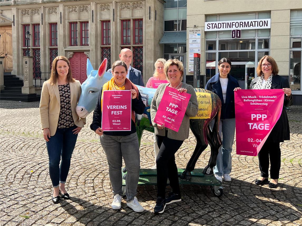 Dagmar van der Linden und Yvonne Weck (WeselMarketing) stellen gemeinsam mit Mike Steinhauf (Präsident Bürgerschützen-Verein zu Wesel), Simone Böttner-Pollmann, Judith Böttner (Organisatorinnen der Kirmes), Alicia Özmen (Auszubildende Stadt Wesel) und Bürgermeisterin Ulrike Westkamp das Programm der 44. PPP-Tage vor. Foto: Stadt Wesel
