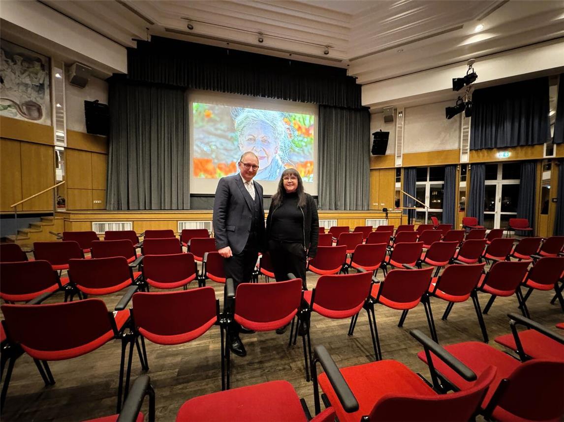Damit die Erinnerung bleibt: Zweitzeugin Birgit Mair, hier mit Bürgermeister Sebastian Hense (v. re.), berichtete von den Erlebnissen der Zeitzeugin Eva Weyl. Foto: Stadt Rees