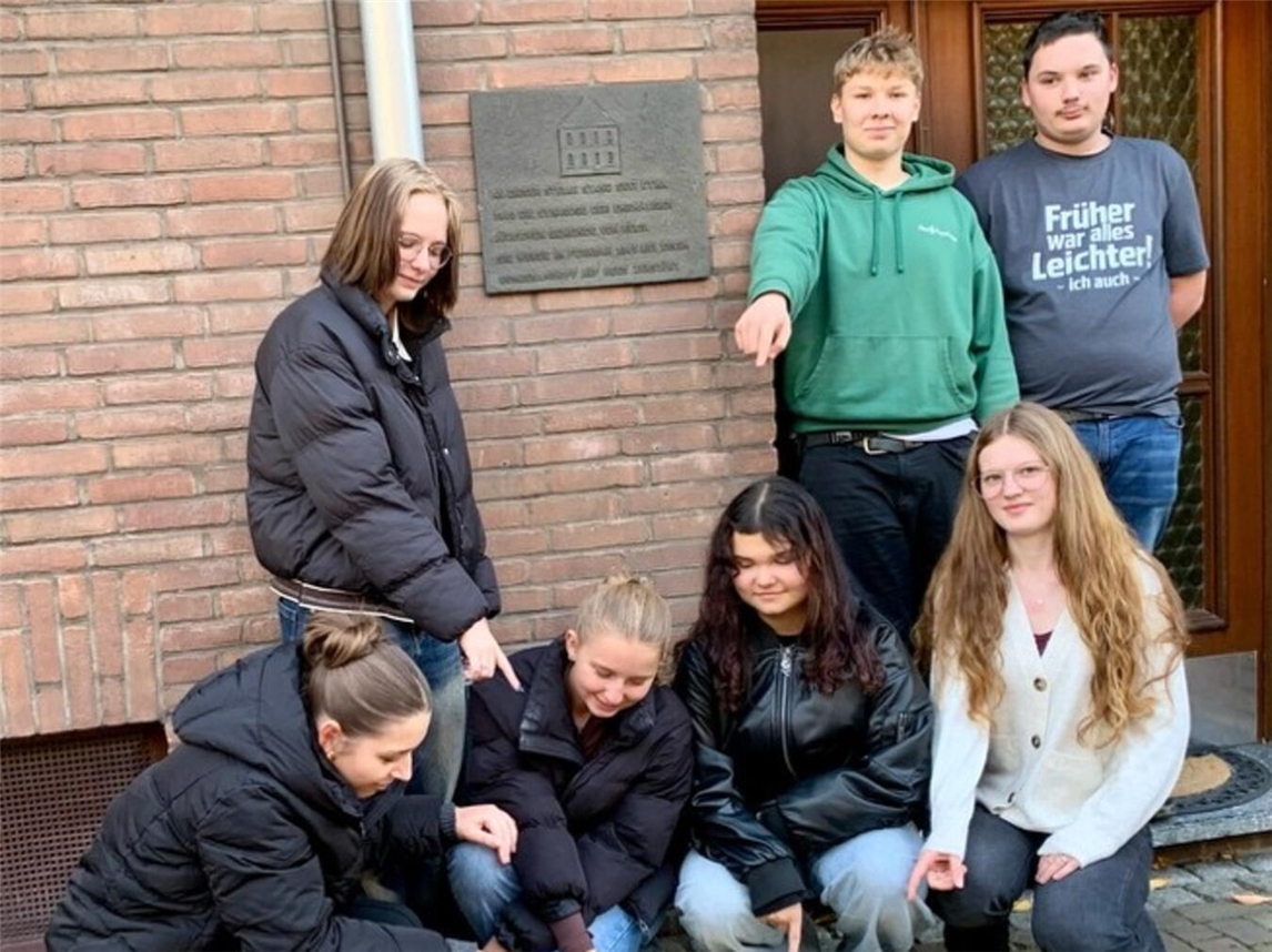 Damit die Namen nicht verblassen: Schüler der Rheinschule Rees reinigen und polieren die Stolpersteine in der Innenstadt. Foto: privat
