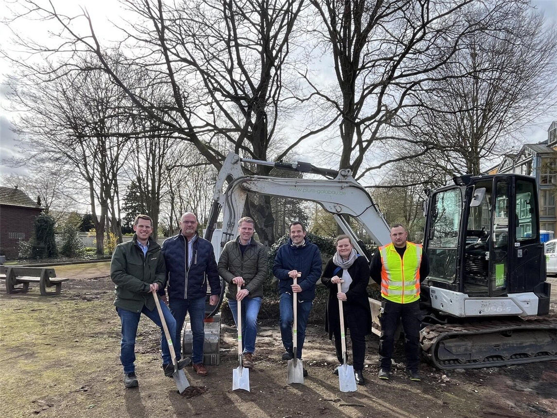 Daniel Ophey (Fachbereichsleiter), Michael Smits (Leiter Baubetriebshof), Sebastian Osthaus (Geschäftsführer Firma Plum Garten + Landschaft GmbH), Bürgermeister Bernd Kuse, Julia Biermann (Planungsbüro Kraft.Raum.) und Kevin Zigbrs (Firma Plum Garten + Landschaft GmbH). Foto: Stadt Straelen