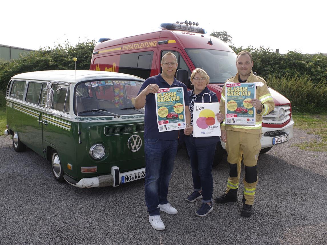 Daniel Reis, Nicola Lümmen und Feuerwehrmann Philipp Schäfer freuen sich schon auf den „Classic Cars Day“. Foto: Olaf Ostermann