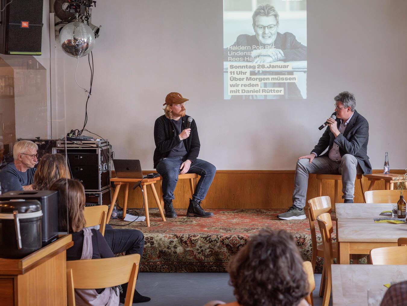 Daniel Rütter stellte sich den Fragen in der Haldern Pop Bar. Foto: C. Buckstegen