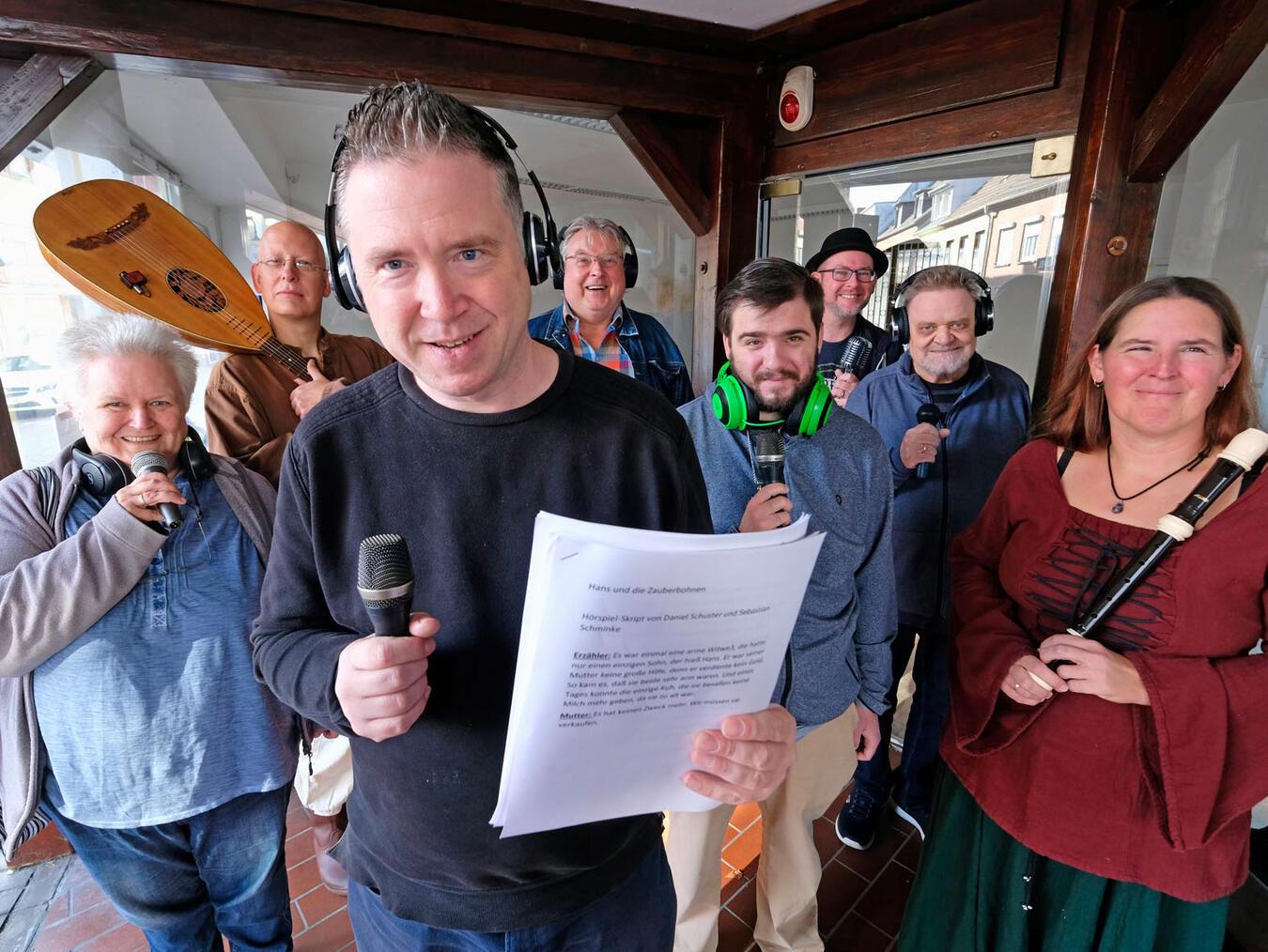 Daniel Schuster und seine Mitstreiter sind für die Live-Hörspiele vorbereitet. NN-Foto: Rüdiger Dehnen