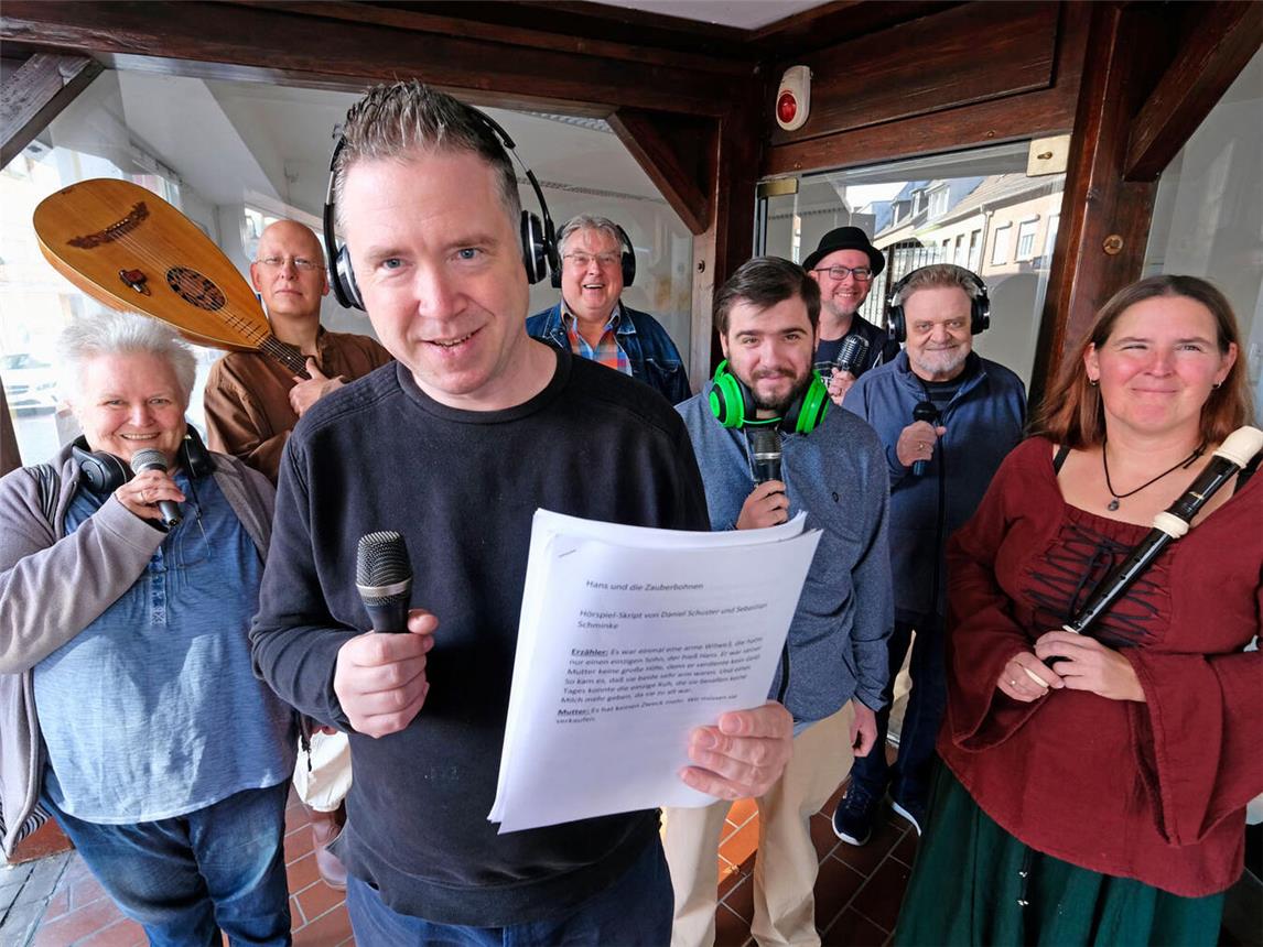 Daniel Schuster und seine Mitstreiter sind für die Live-Hörspiele vorbereitet. NN-Foto: Rüdiger Dehnen