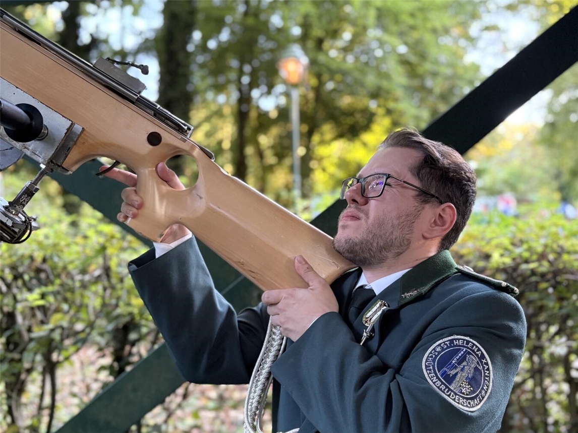 Daniel Wälbers holte bereits mit dem 37. Schuss den Vogel von der Stange. Foto: Schützen
