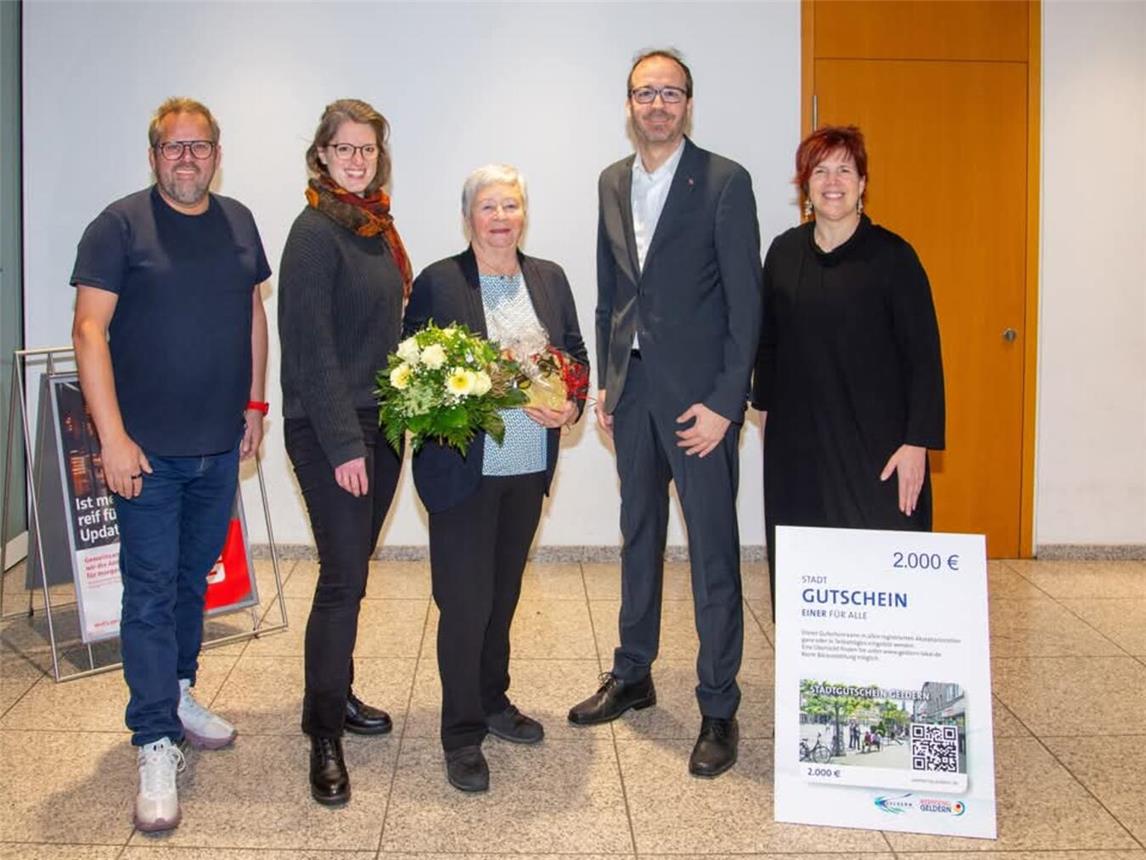 Daniela Artz (Werbering), Andreas Gansen (Sparkasse Krefeld), Annemarie van Afferden ( stellvertretend für die Gewinner), Citymanagerin Anne Klatt und Klaus Verheyen (Werbering) bei der Preisübergabe. Foto: Gisela Grabowski