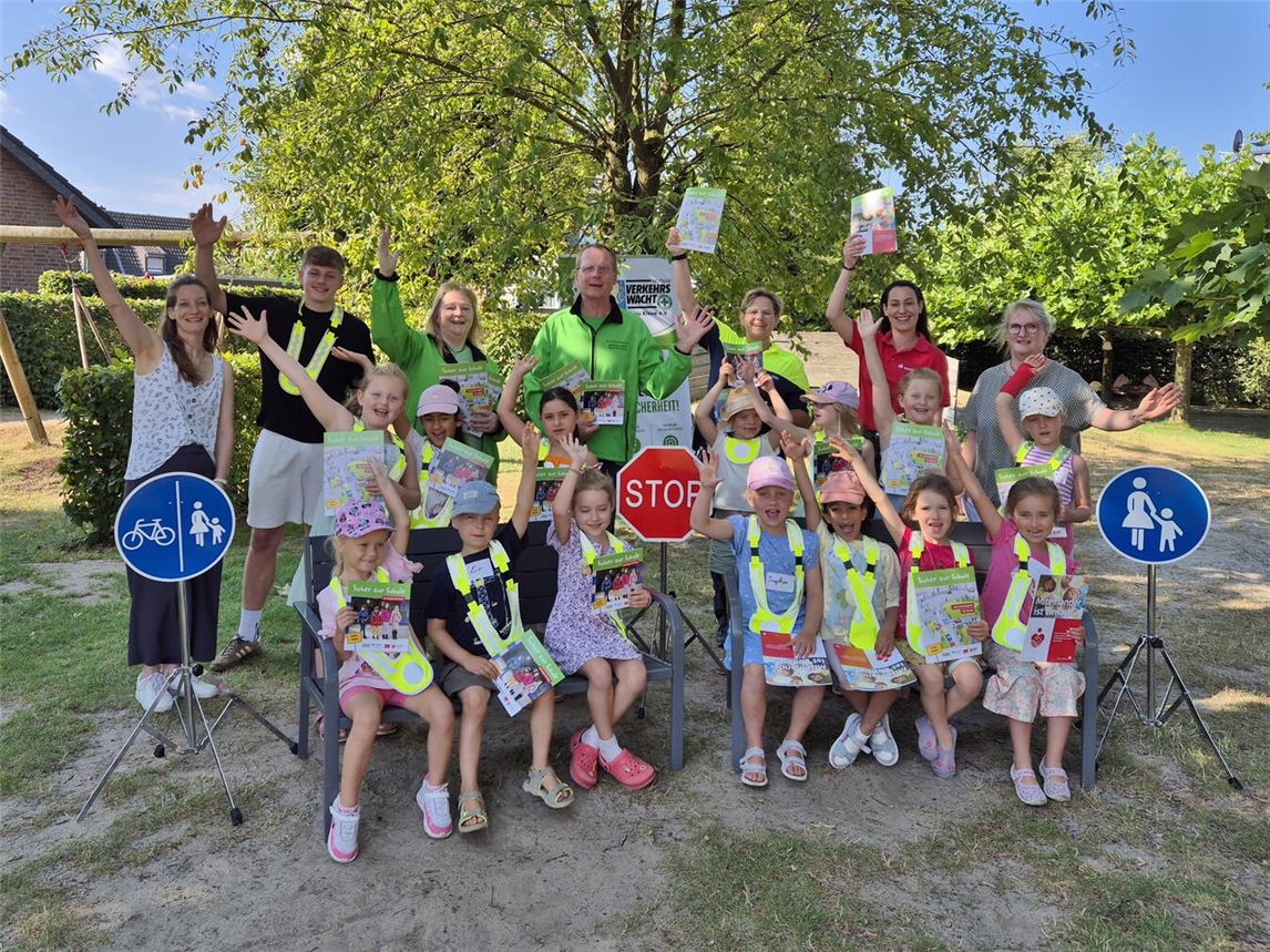 "Daniela Klose und Team feiern mit Erzieherinnen und Kindern nach erfolgreichem Training, Gruppenfoto im Freien"