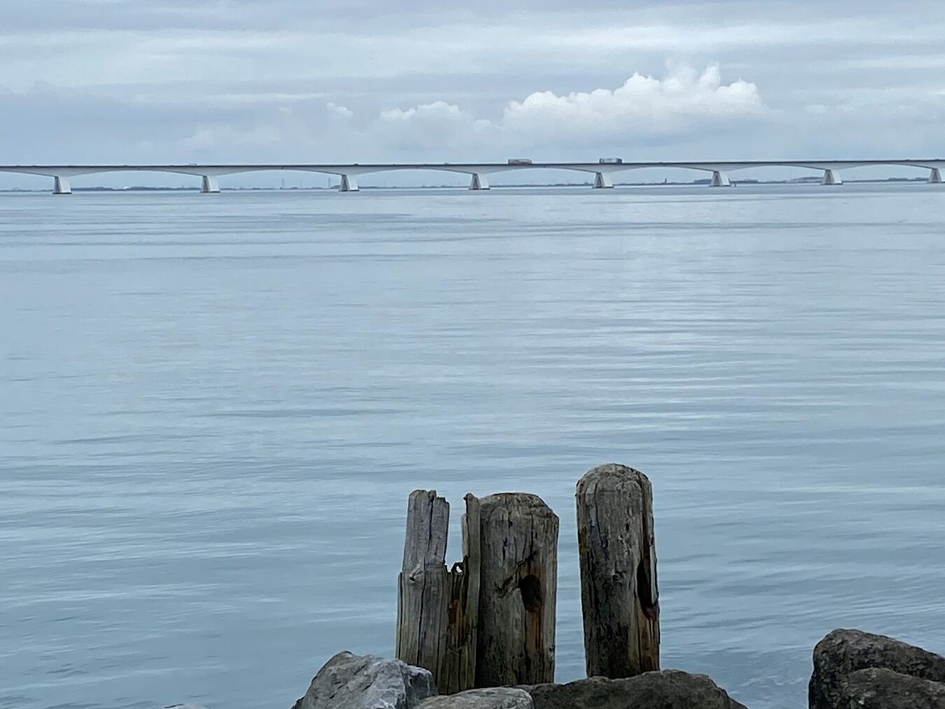 Fotowettbewerb „Typisch Niederländisch“: Highlights nach der zweiten Woche "Daniela Laarmann in Zierikzee, Zeeland; beeindruckt von niederländischer Wasserbaukunst gegen steigende Meeresspiegel."