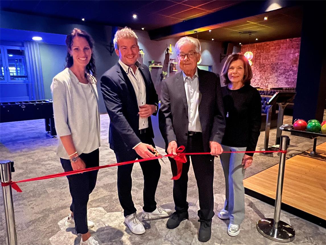 Daniela, Marc, Heinz und Monika Janssen (v.l.n.r.) eröffneten gemeinsam die neue Bowling-Anlage im Freizeit Center Janssen.NN-Foto: Andrea Kempkens
