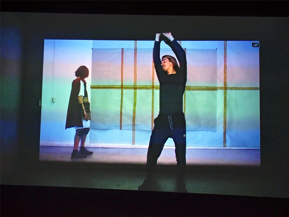 Daniele Formica tanzt in seiner Video-Arbeit „Love will tear us apart“ aus dem Jahr 2022. NN-Foto: Rüdiger Dehnen