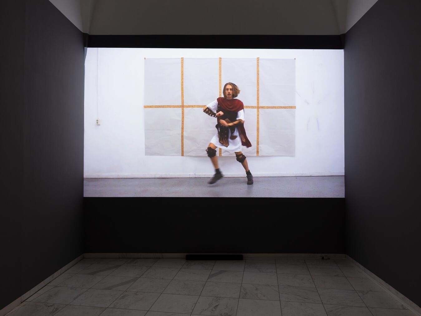 "Daniele Formicas Skulptur 'Love will tear us apart' in moderner Galerie, Foto: JRM Dokumentation"