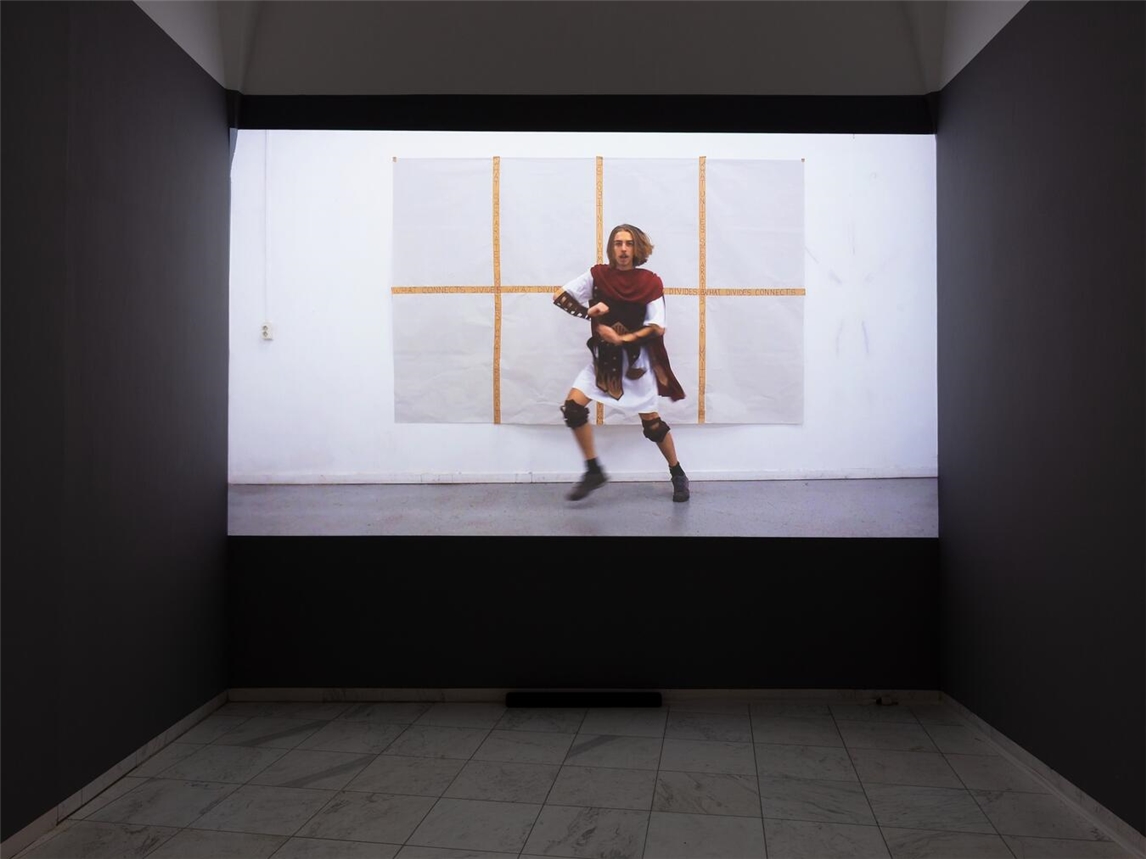 "Daniele Formicas Skulptur 'Love will tear us apart' in moderner Galerie, Foto: JRM Dokumentation"