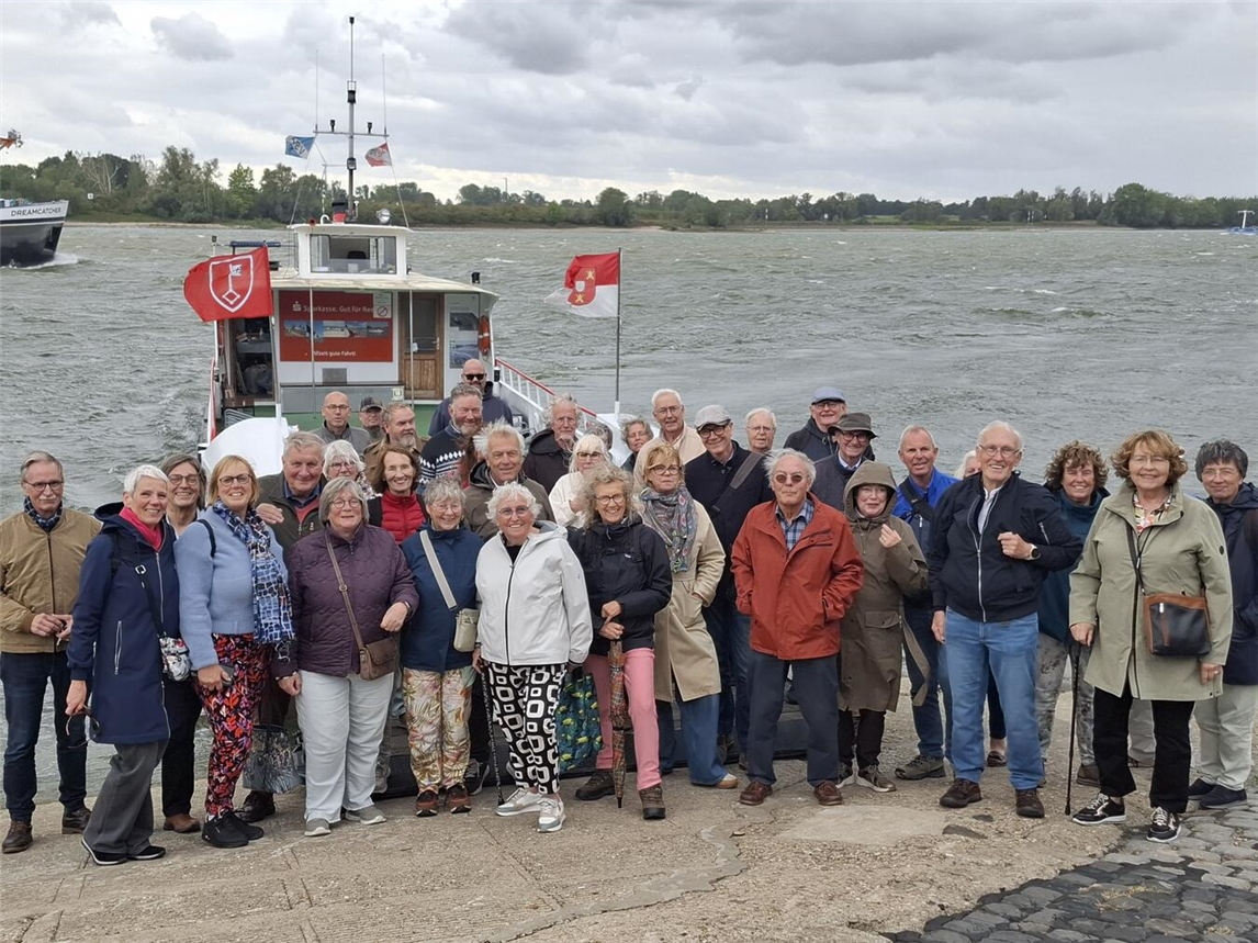 Dank der Fähre „Rääße Pöntje“ konnten die Gäste aus Zutphen die Stadt Rees auch vom Rhein aus betrachten. Foto: Ressa