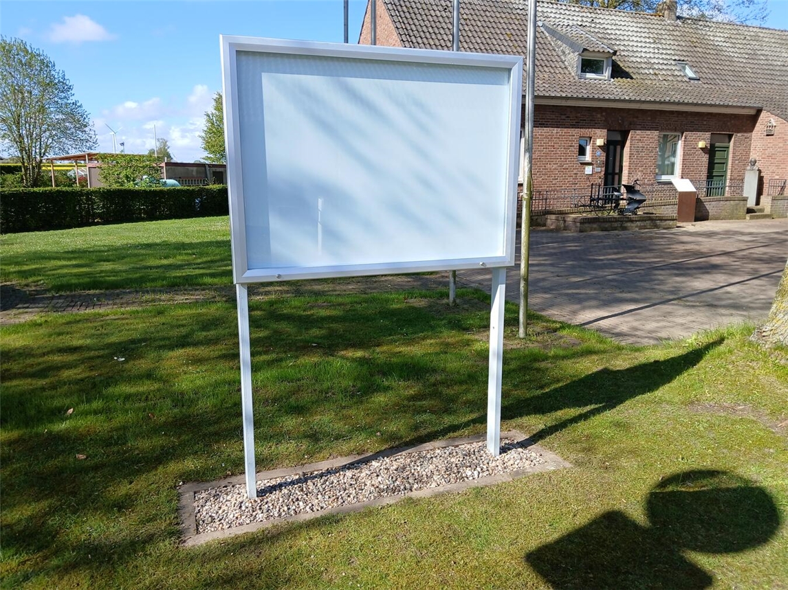 "Neuer Schaukasten durch Volksbank an der Niers finanziert, präsentiert vom Pfälzerbund am Niederrhein."