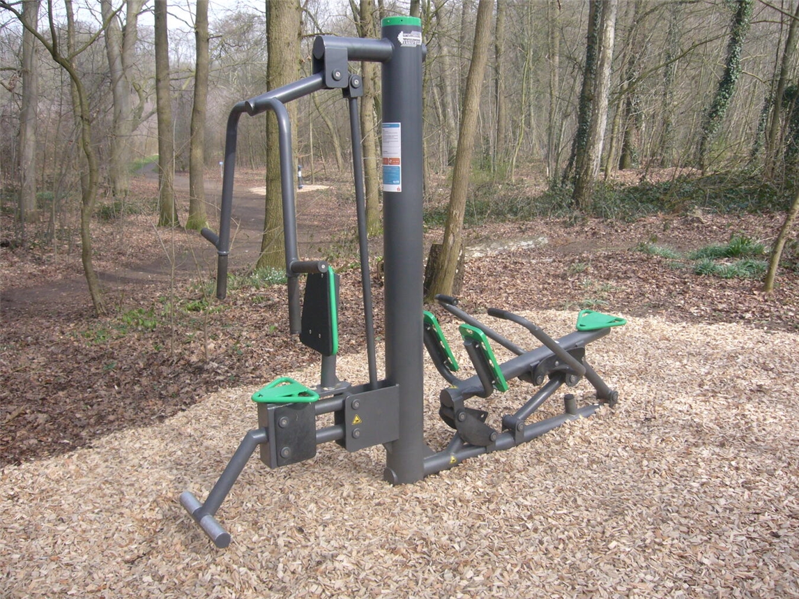 Dank der weißen Holzspäne läuft man rund um die Ourdoor-Geräte auf dem Emmericher Trimm-dich-Pfad wie auf einem Teppichboden. Foto: privat