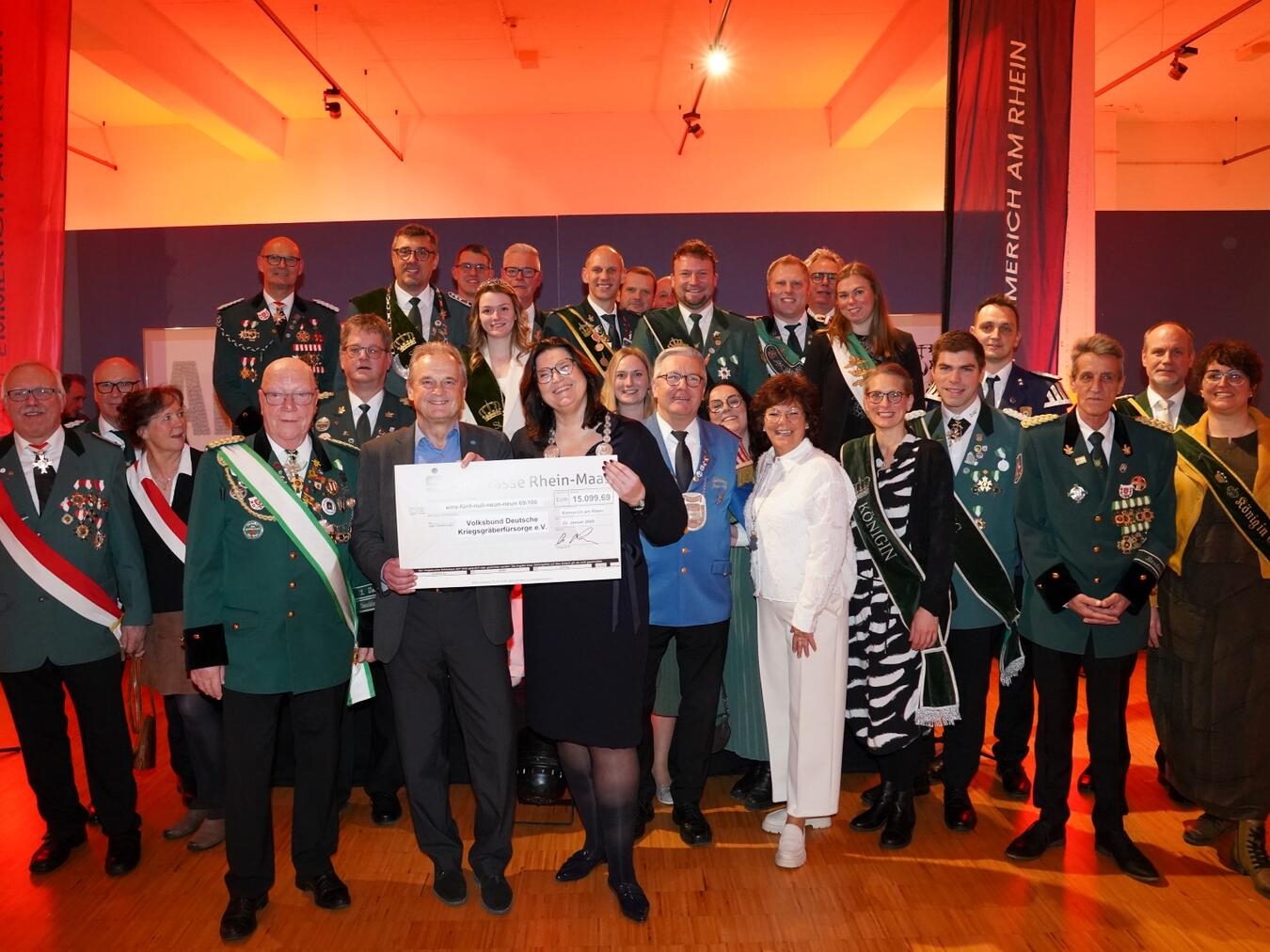 Dank des großen Engagements der Emmericher Schützenvereine konnte Bürgermeisterin Claudia Lindlahr ein Rekord-Sammelergebnis an Wolfang Gorzalka vom VDK-Regionalverband Rheinland übergeben. Foto: Stadt Emmerich