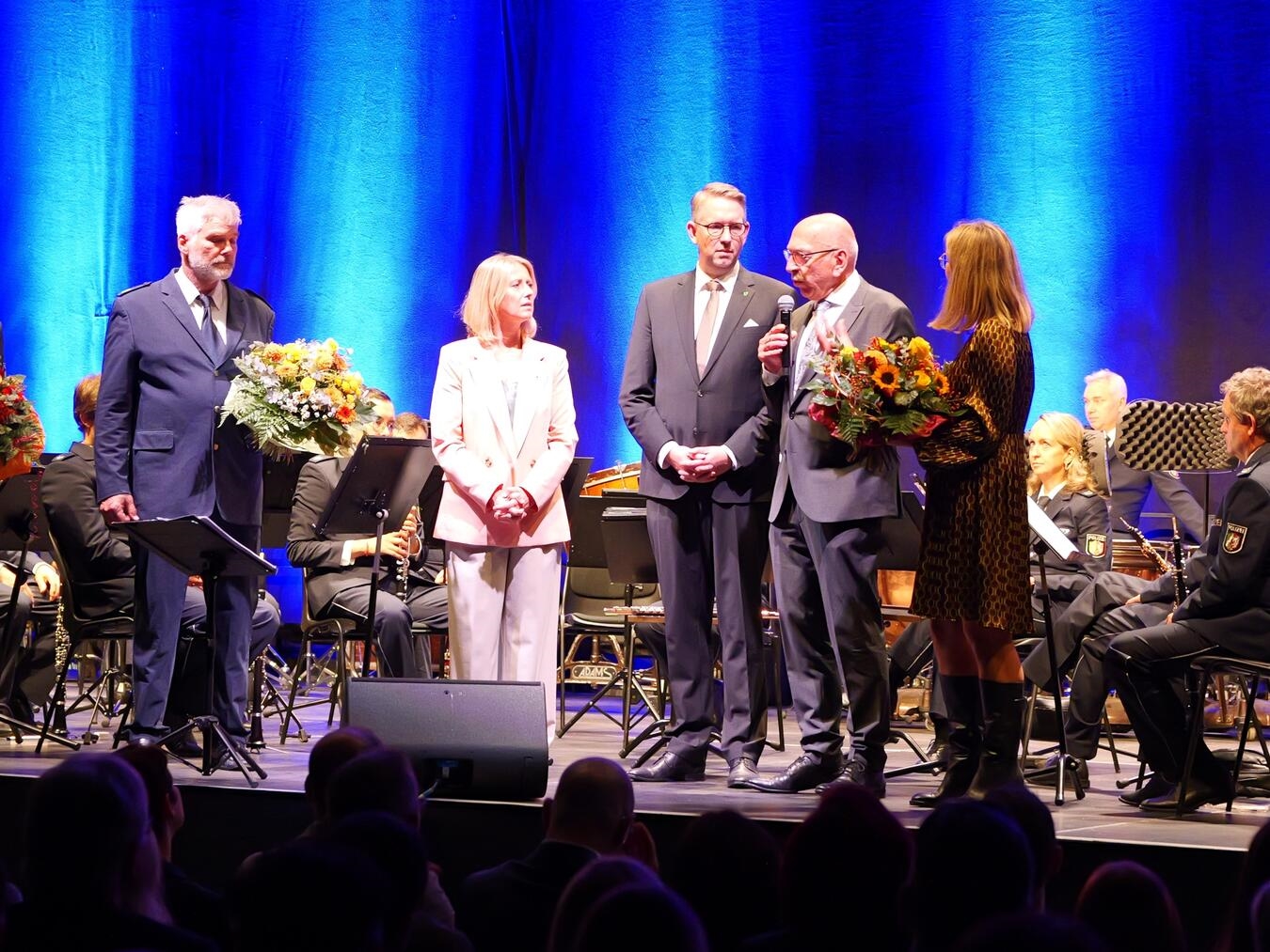 Dank und Blumen für die Mitwirkenden. Foto: Kreispolizei Wesel